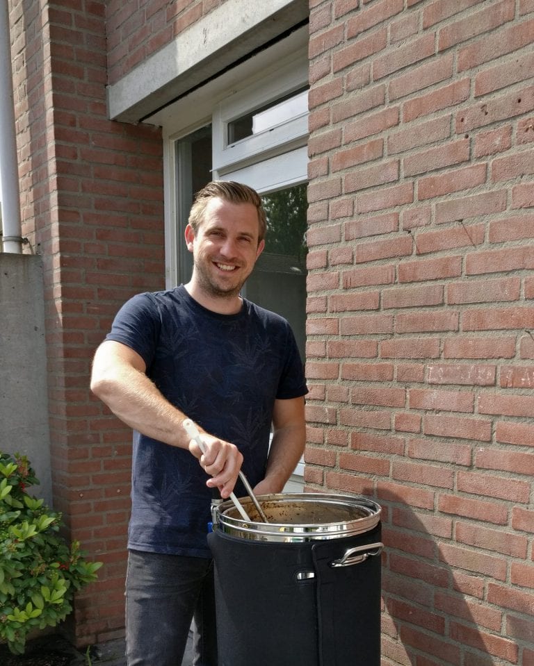 Thomas van Oosterom van Brouwpunt roert buiten in zijn brouwpan
